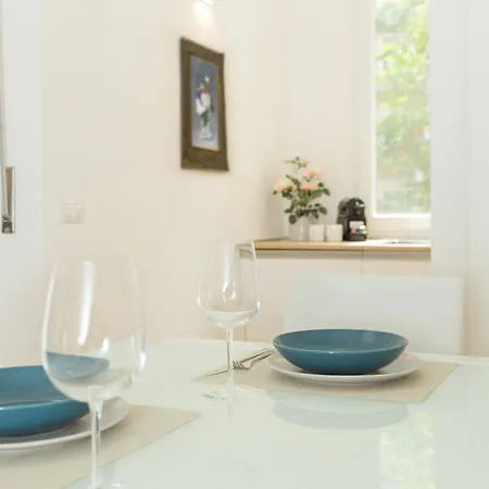 Exclusive Apartment - Next To The Metro דירה *