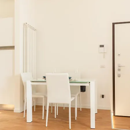 Exclusive Apartment - Next To The Metro דירה מילאנו