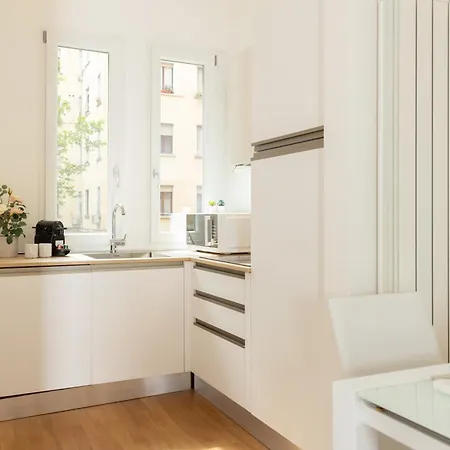 Exclusive Apartment - Next To The Metro דירה