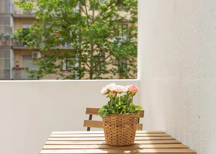Exclusive Apartment - Next To The Metro *
