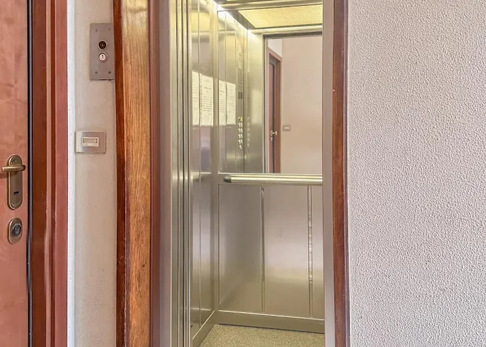Exclusive Apartment - Next To The Metro Apartament *